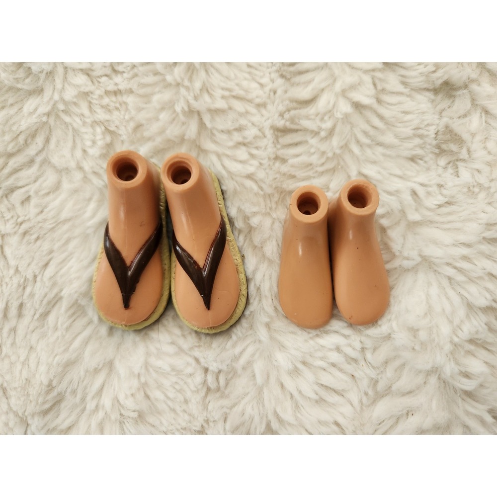 Lot of 2 Pairs Replacement Bratz Doll Feet and Flip Flop Sandals
